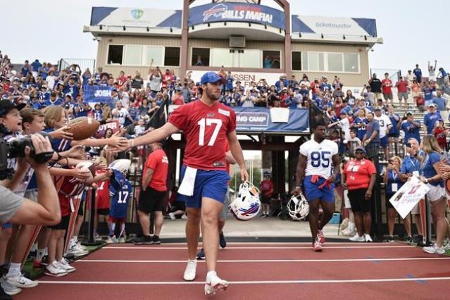 Josh Allen attempts to draw the Buffalo Bills' logo (video