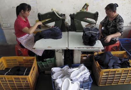 Employees work at a Shuangwei factory in Putian, Fujian province, China, May 14, 2015. REUTERS/John Ruwitch