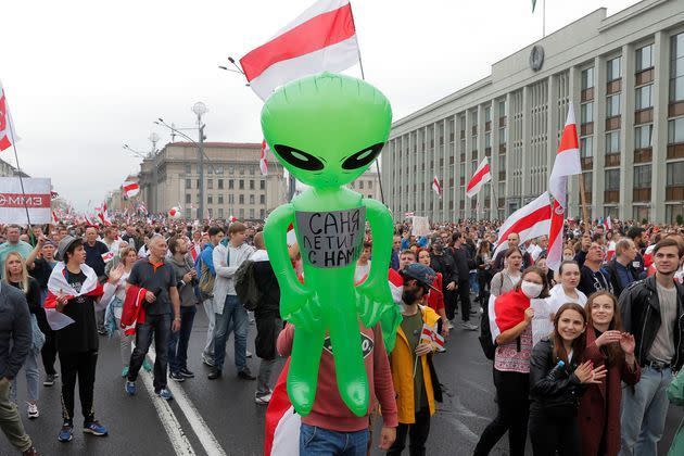 <p>Dimanche, brandissant des drapeaux blanc et rouge, l'étendard de la contestation, une foule immense était réunie sur la place et l'avenue de l'Indépendance de Minsk. </p>