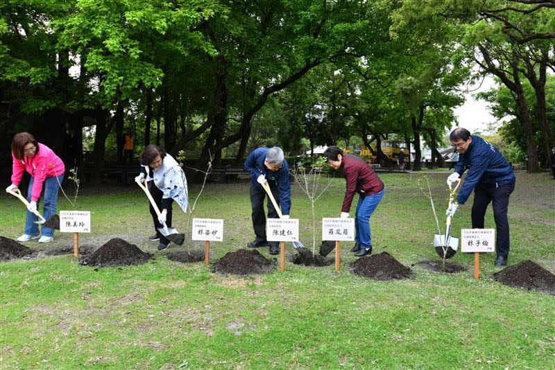 行政院長陳建仁今（10）日走宜蘭羅東出席「傳承下個百年 植樹羅東林場」植樹活動。（圖／行政院提供)