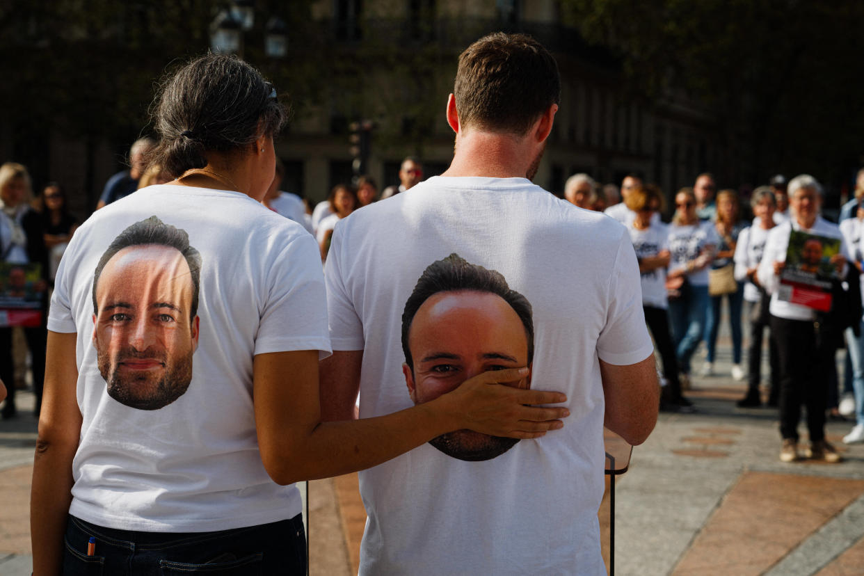 Des manifestants portant des T-shirts avec des photos de Louis Arnaud, lors d’un rassemblement de soutien devant l’Hôtel de Ville à Paris, le 30 septembre 2023.