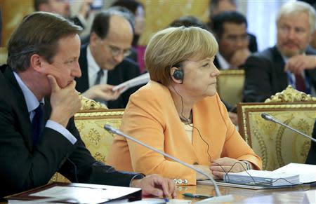 Britain's Prime Minister David Cameron (L) and German Chancellor Angela Merkel attend the first working session of the G20 Summit in Constantine Palace in Strelna near St. Petersburg, September 5, 2013. REUTERS/Sergei Karpukhin