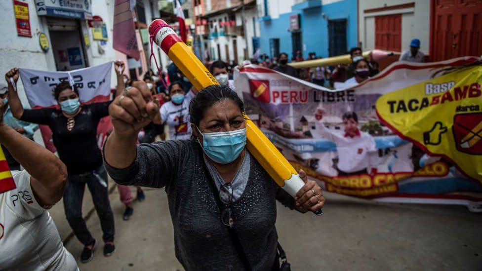 Partidarios del candidato presidencial de izquierda peruano por el partido Perú Libre, Pedro Castillo, marchan en Tacabamba, región de Cajamarca, noreste de Perú, el 7 de junio de 2021, un día después de las elecciones de segunda vuelta.