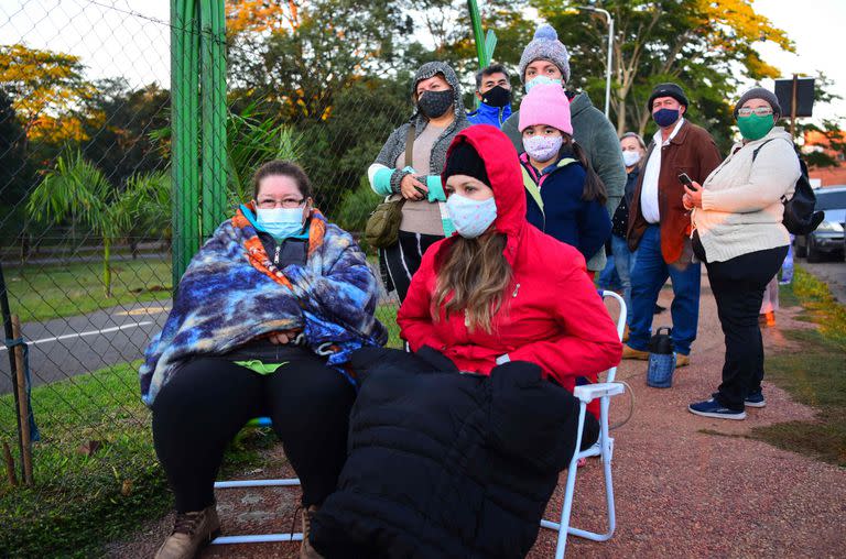 Las largas esperas obligaron a los paraguayos a acudir a los centros de vacunación con sillas