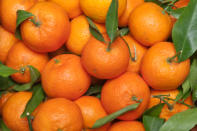 <b>Mandarina clementina</b>. Las clementinas llevan ese nombre por Pierre Clément, un monje francés de principios del siglo XX, radicado en el norte de África. Cuenta la leyenda que halló una mutación natural de la mandarina y que comenzó a cultivarla. También se dice que creó una fruta híbrida, a base de mandarina con naranja de Sevilla. ¿Puro cuento?