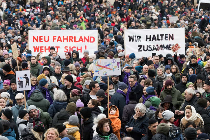 People stand on the Alter Markt during the "Potsdam defends itself" demonstration in a reaction to the announcement of a meeting of right-wing activists in the city. Sebastian Christoph Gollnow/dpa