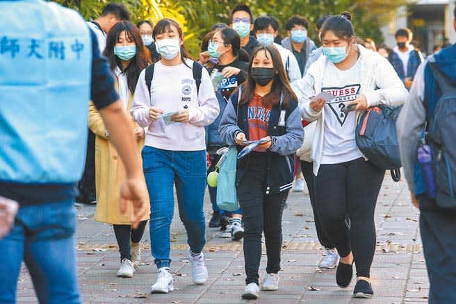 110學年度學科能力測驗22日起一連兩天在全台同步舉行，考生進入考場須全程配戴口罩，不開放陪考。（鄧博仁攝）