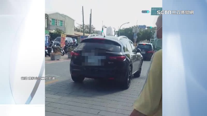 前方已經綠燈，黑色休旅車卻動也不動停在路中，原來車主已經下車喝牛肉湯。（圖／翻攝自爆料公社二社 臉書）