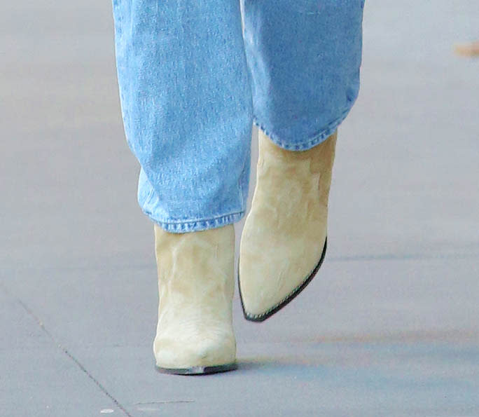 A closer look at Katie Holmes’ cream pointed-toe boots. - Credit: Christopher Peterson / SplashNew