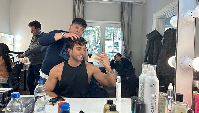 Onur Seyit Yaran (Hermanos) se divierte en set de maquillaje del rodaje