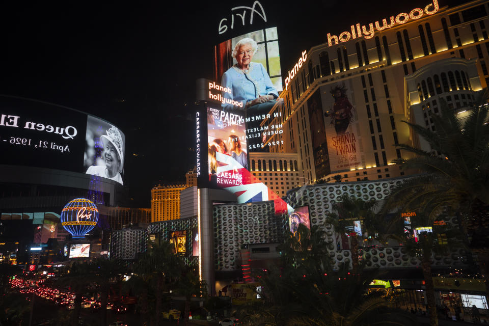 Imágenes de la reina Isabel II en marquesinas de casinos reflejadas en un virio en Las Vegas el 8 de septiembre de 2022. La reina Isabel II, la monarca con el reinado más largo de Gran Bretaña y una roca de estabilidad en buena parte de un siglo turbulento, falleció el 8 de septiembre de 2022 tras 70 años en el trono. Tenía 96 años. (Foto AP/John Locher)