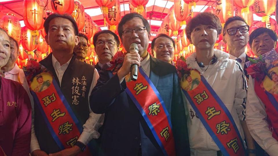 行政院副院長鄭文燦（中）28日出席鄭成功祖廟春祭，有意角逐下屆台南市長的台南市立委林俊憲（左二）與陳亭妃（右二）各站左右爭取曝光。（程炳璋攝）