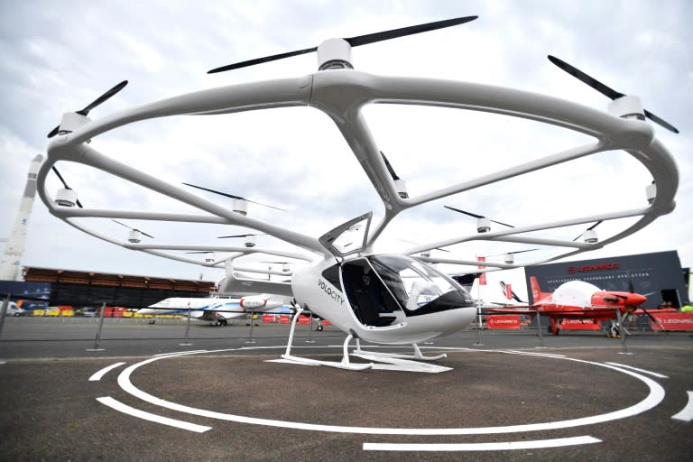 Der Flugtaxi-Hersteller Volocopter bangt nach der Absage einer Kreditbürgschaft aus Bayern um seine Existenz. Sollte sich nicht doch noch eine Lösung finden, "müssen wir in absehbarer Zeit eine Insolvenz in Betracht ziehen", sagte der Firmenchef. (JULIEN DE ROSA)