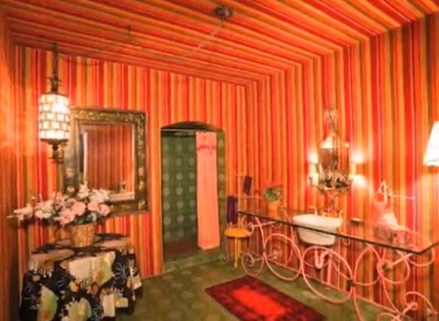 The bold wallpaper! The chandeliers! The toilet made to look like a throne! Liberace's home is just <a href="http://www.huffingtonpost.com/2013/05/22/liberaces-home-palm-springs_n_3320535.html?utm_hp_ref=celebrity-homes" target="_blank">too fabulous for words</a>.