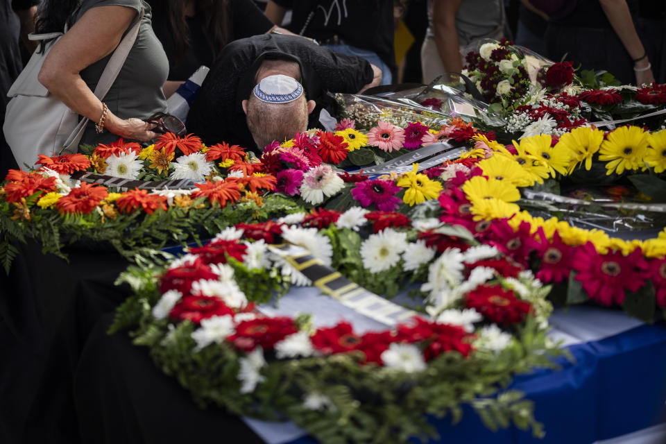 Un anciano llora durante un funeral el domingo 29 de octubre de 2023, en el cementerio de Rukhama, Israel. (AP Foto/Bernat Armangue)