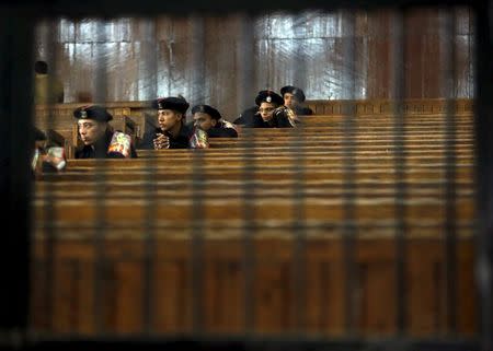 Policemen attend the trial of Muslim brotherhood leaders in Cairo April 11, 2015. REUTERS/Amr Abdallah Dalsh