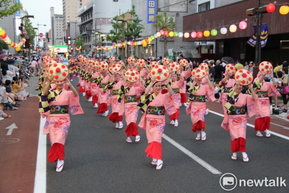 臺南在日本的姊妹市山形市與仙台市，也來熱情參與踩街，來自山形市的花笠舞俑團，將帶來日本東北四大祭之一花笠祭的特色舞蹈。   圖：台南市政府提供