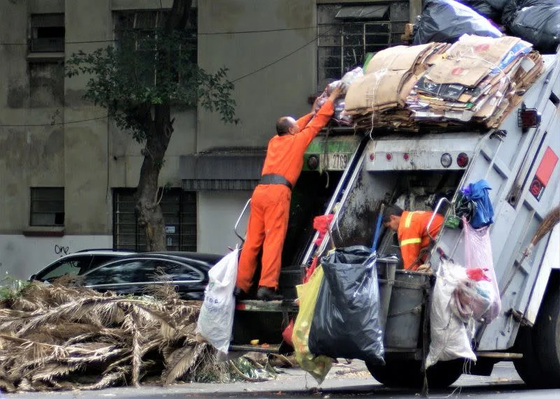 &lt;p&gt;&#x0025b2;&#x006c11;&#x00773e;&#x004e1f;&#x0068c4;&#x007684;&#x005783;&#x00573e;&#x0091cf;&#x009f90;&#x005927;&#x004e14;&#x008907;&#x0096dc;&#x00ff0c;&#x0056e0;&#x006b64;&#x005783;&#x00573e;&#x008eca;&#x00548c;&#x006e05;&#x006f54;&#x00968a;&#x0054e1;&#x008eab;&#x004e0a;&#x00ff0c;&#x0090fd;&#x006703;&#x00914d;&#x005099;&#x004e00;&#x004e9b;&#x005de5;&#x005177;&#x004f86;&#x007dad;&#x006301;&#x004f5c;&#x00696d;&#x006d41;&#x0066a2;&#x003002;&#x00ff08;&#x00793a;&#x00610f;&#x005716;&#x00ff0f;&#x0053d6;&#x0081ea;unsplash&#x00ff09;&lt;/p&gt;