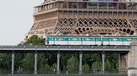 FILE PHOTO: An elevated Paris Metro passes over a bridge next to the Eiffel Tower in Paris, France June 15, 2017. REUTERS/Gonzalo Fuentes/File Photo