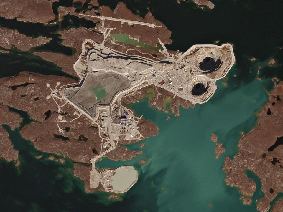 戴維克鑽石礦場 (Photo by Planet Labs, Inc., License: CC BY-SA 4.0, Wikimedia Commons提供, 圖片來源commons.wikimedia.org/wiki/File:Diavik_Diamond_Mine,_Canada_by_Planet_Labs.jpg)