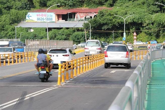 交通部公路總局今年5月於關渡大橋裝設實體分隔護欄後，接連發生車禍意外，民眾質疑是護欄所致，近日專家學者決議不拆護欄，圖為資料照（戴上容攝）