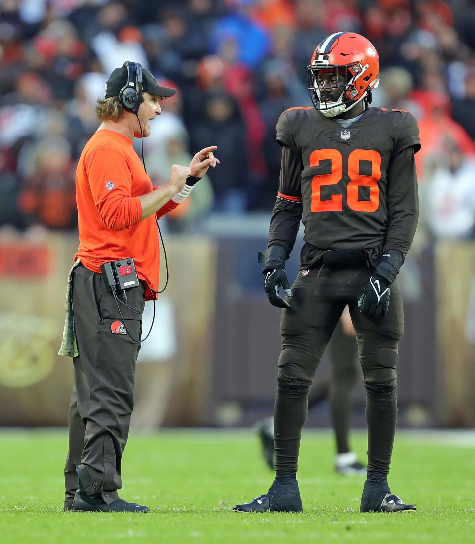 Cleveland Browns linebackers coach Jason Tarver talks with linebacker Jeremiah Owusu-Koramoah (28) during a game Nov. 27, 2022, in Cleveland.