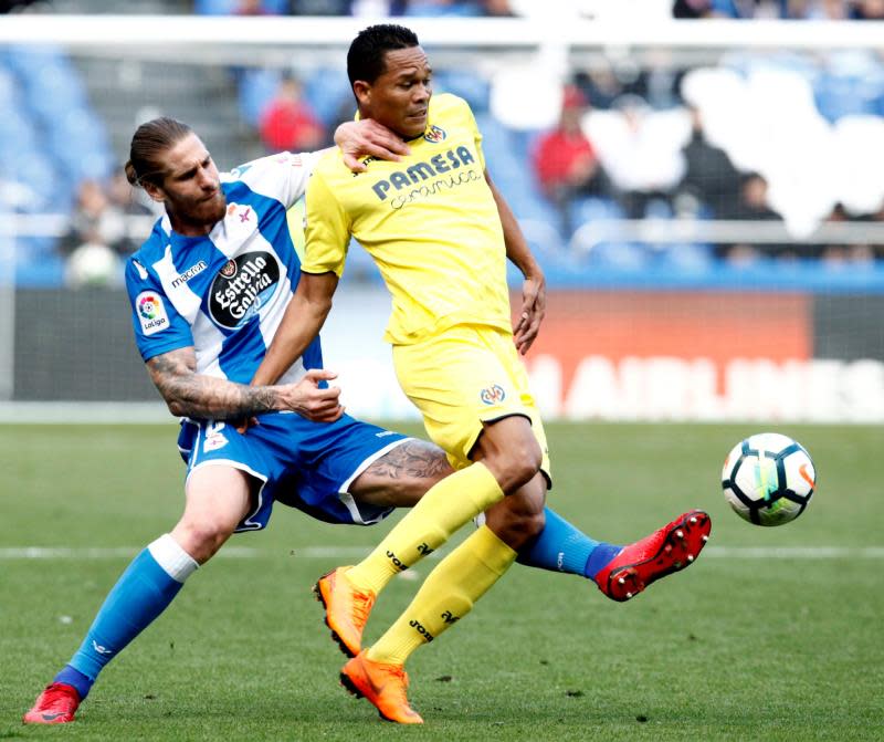 El delantero colombiano del Villarreal Carlos Bacca (d) lucha con Raúl Albentosa, del Deportivo, durante un partido de la liga española en la temporada 2017-2018 (Foto EFE).