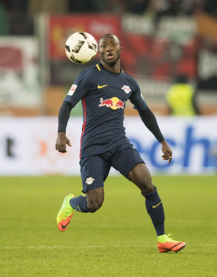 <p>Red-Bull-Boss Dietrich Mateschitz hat das große Interesse an Mittelfeld-Star Keita bestätigt. “Kürzlich flatterte uns ein 75-Millionen-Euro-Angebot für Naby Keita ins Haus. No way! Er hat noch einen Vertrag, und den wird er auch erfüllen”, sagte Mateschitz der Sport Bild. Die Offerte soll wohl aus Liverpool gekommen sein. Bild: AP</p>