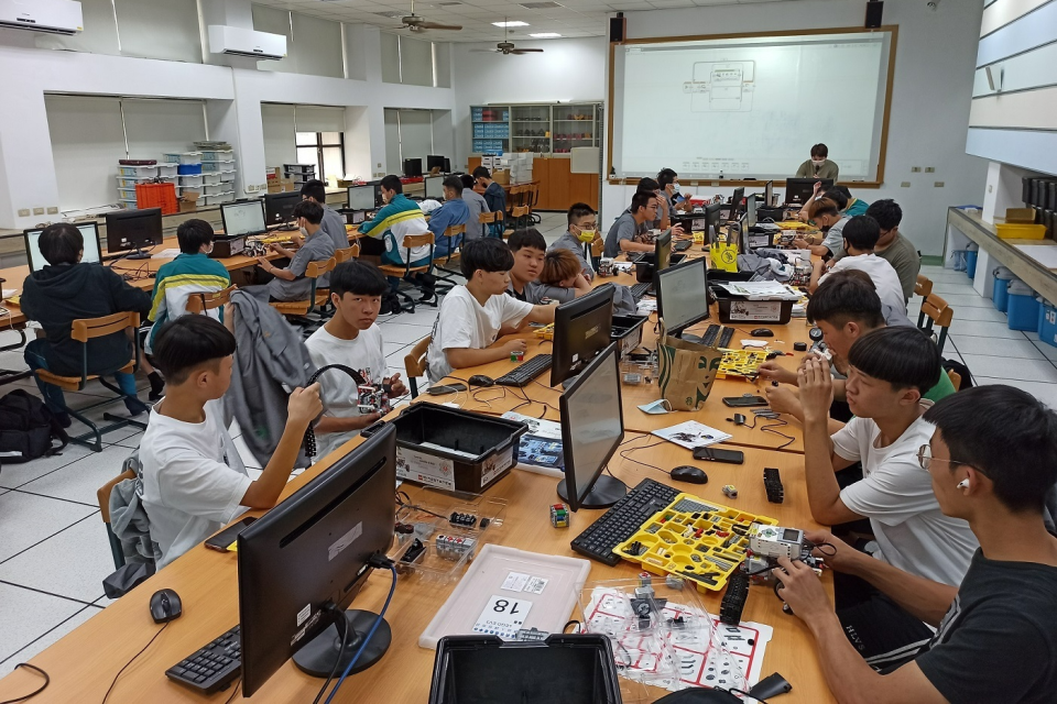 機械人組裝操作實作實習課程-授課講師指導學生組裝機器人及編寫程式 (教育部提供)