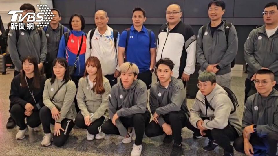 李智凱今天凌晨抵達桃園機場，教練團與選手合影留念。（圖／TVBS）