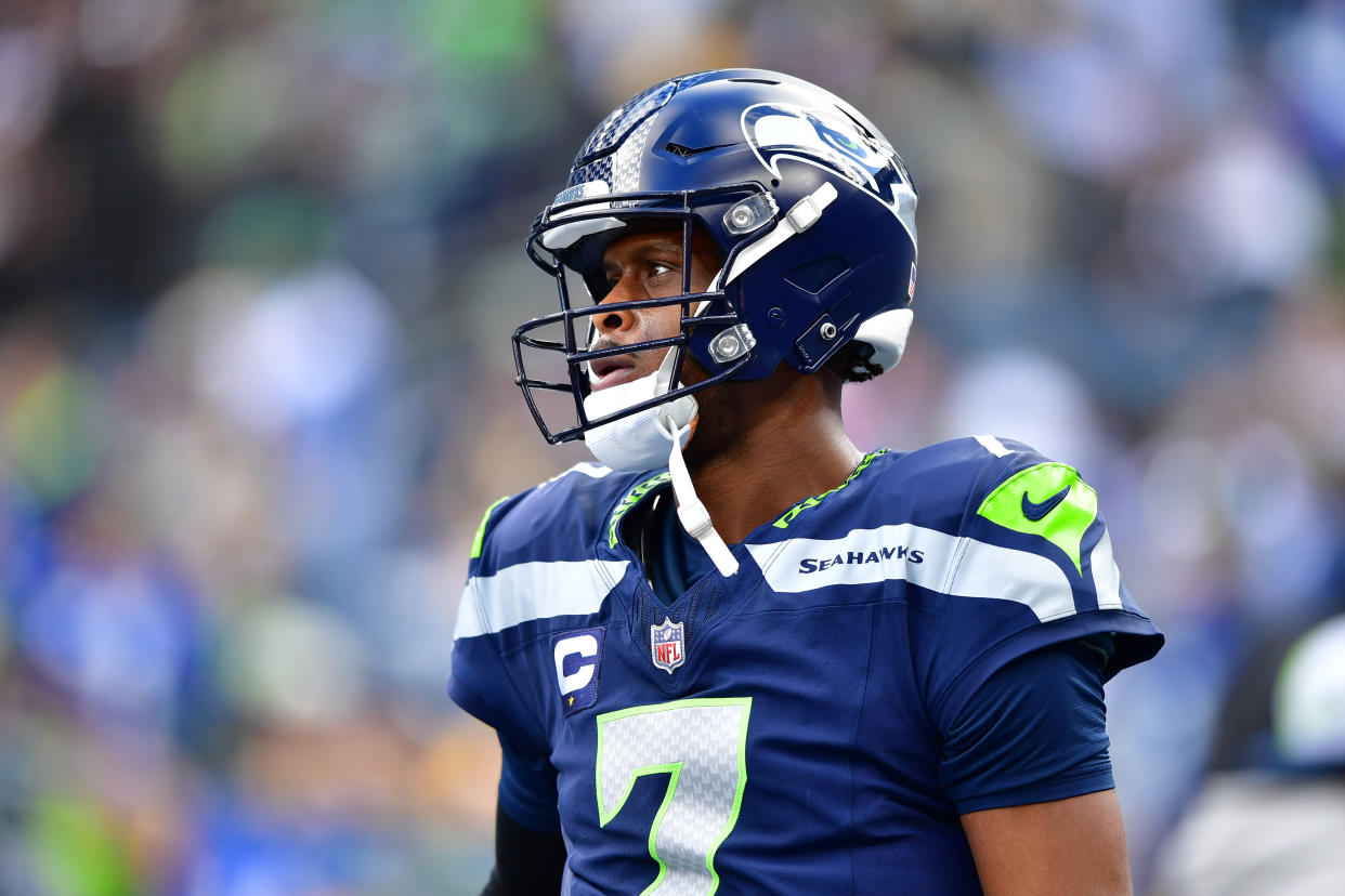 Geno Smith, quarterback de los Seattle Seahawks, recibirá 12.7 millones de dólares garantizados para esta temporada, aunque aún desconozca si formará parte de los planes del equipo para el 2024. (Foto: Jane Gershovich/Getty Images)