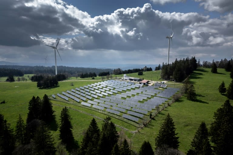 Une ferme de panneaux solaires et des éoliennes sur les hauteurs de Saint-Imier, en Suisse, le 8 mai 2024 (Fabrice COFFRINI)