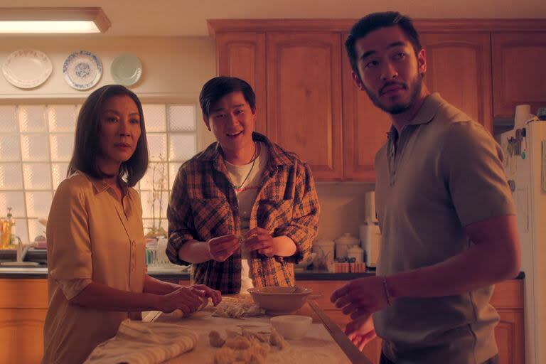 Michelle Yeoh, Sam Song Li y Justin Chien en una escena de Los hermanos Sun