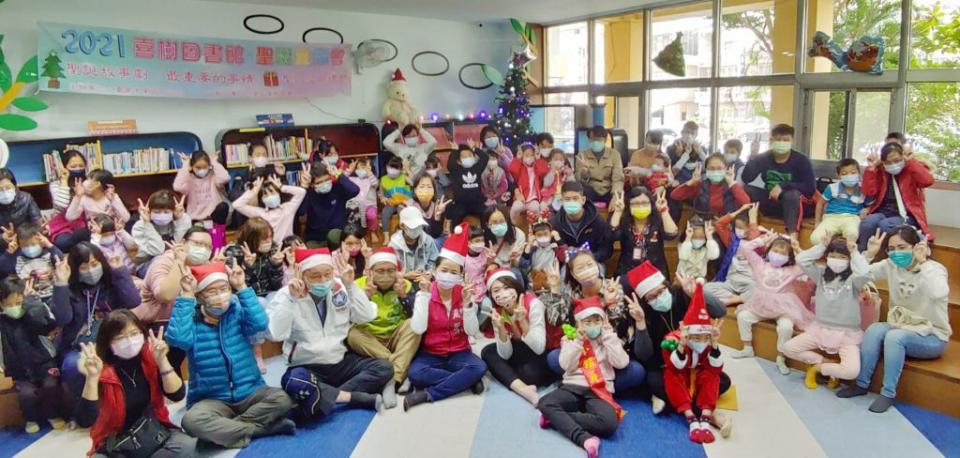 喜樹圖書館十九日舉辦「聖誕童樂會」。（記者陳治交攝）