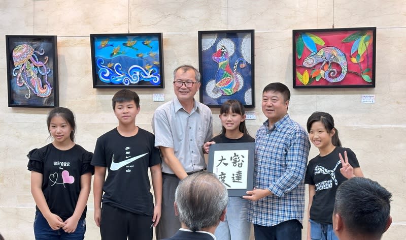 澎湖西溪國小畢業美展登場（2） 澎湖縣湖西鄉西溪國小今年有4名畢業生，16日起在 湖西鄉公所藝廊舉辦畢業美展，學生們還特別致贈湖 西鄉長陳振中（右2）一幅書法作品「豁達大度」。 （湖西鄉公所提供） 中央社  113年5月16日 