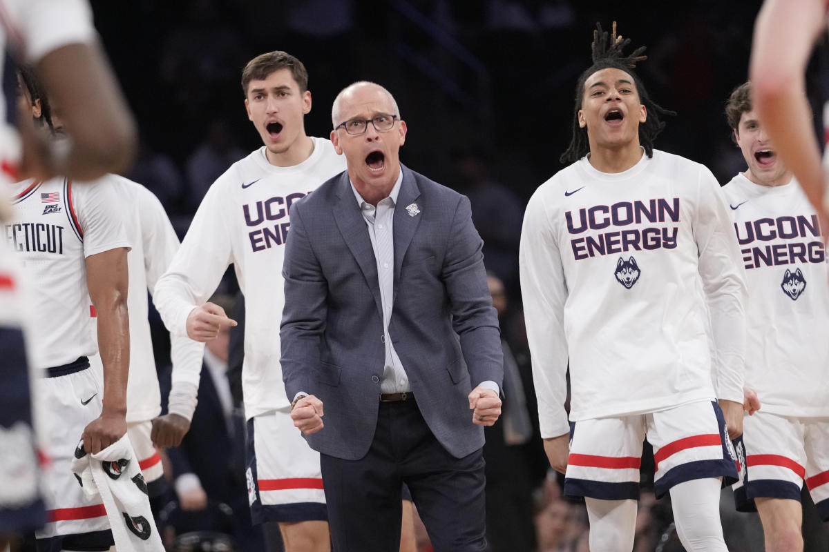 El entrenador de UConn, Don Hurley, nuevamente irritado por una falta técnica de un fanático en el concurso Big East