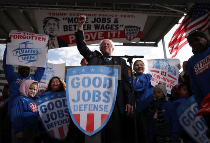 US-Senator Bernie Sanders führt einen Protest für sichere Arbeitsverhältnisse in den USA an. (Foto: Alex Wong/Getty Images)