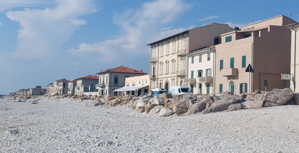 Marina di Pisa liegt mit dem Bus nur 20 Minuten vom Zentrum Pisas entfernt. Für einen entspannten Badetag eignet sich der öffentliche Strand gleich neben dem Hafen allerdings nicht. - Copyright: Marlon Jungjohann, privat