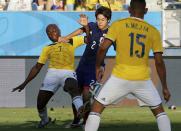 Japan's Atsuto Uchida (C) fights for the ball with Colombia's Pablo Armero (L) and Alexander Mejia during their 2014 World Cup Group C soccer match at the Pantanal arena in Cuiaba June 24, 2014. REUTERS/Eric Gaillard (BRAZIL - Tags: SOCCER SPORT WORLD CUP)