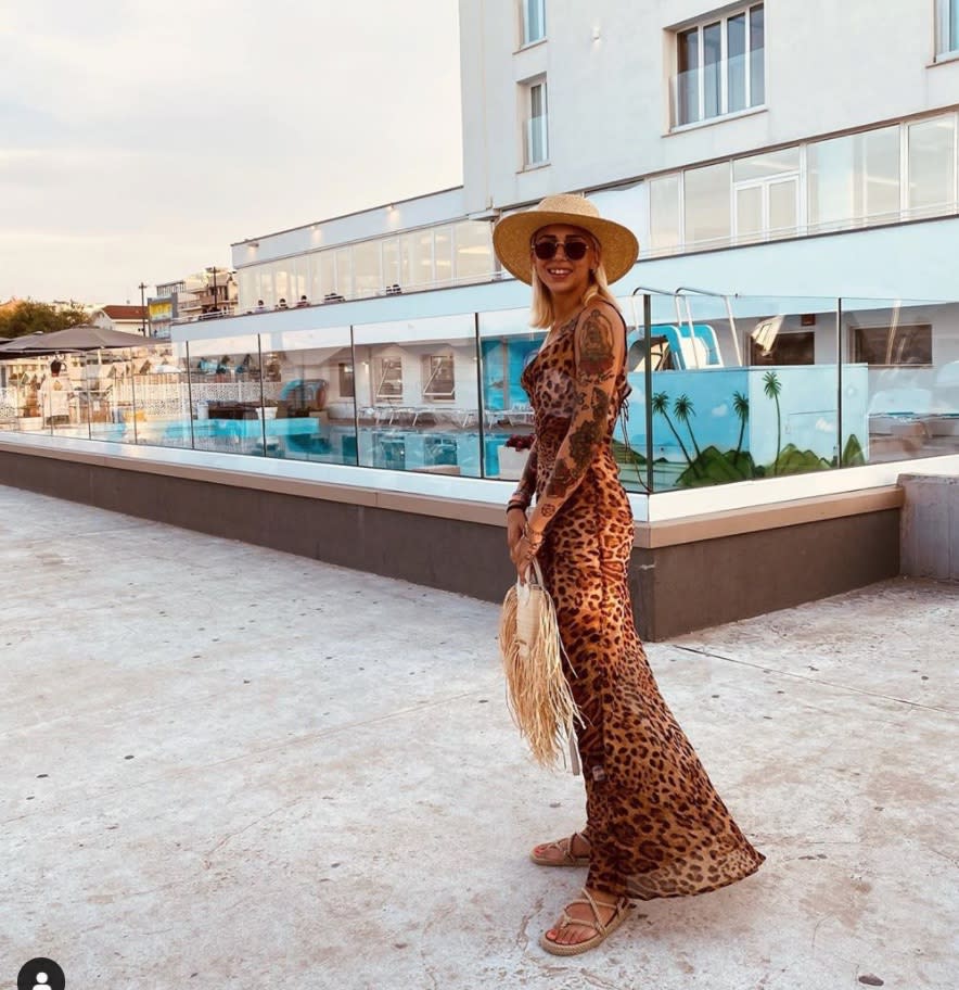 Sandale à cordes avec robe et chapeau de paille