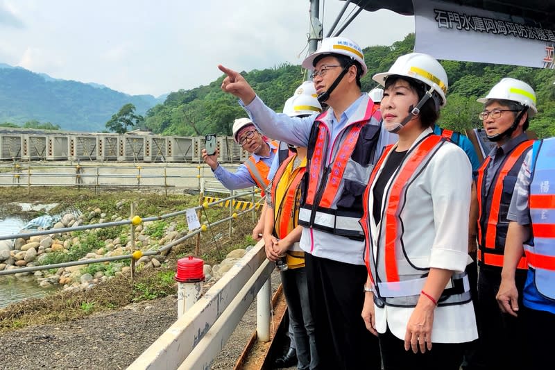 張善政視察大嵙崁清淤輸送系統工程 桃園市長張善政（前排右2）15日上午前往視察「石 門水庫阿姆坪防淤隧道工程計畫」的子計畫「大嵙崁 清淤輸送系統工程」時指出，市府與水利署合作新設 清淤道路，減少市區交通負擔。 中央社記者吳睿騏桃園攝  113年4月15日 