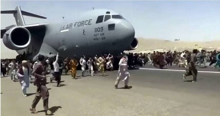 許多人爭相要搭上美軍運輸機逃離阿富汗。（圖／達志／美聯社）