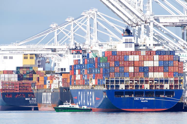 Barcos cargueros en el puerto de Oakland, el quinto con más actividad de los Estados Unidos