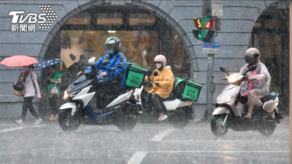 藤原效應可能影響颱風前進路徑，使降雨時間拉長。（圖／TVBS資料畫面）