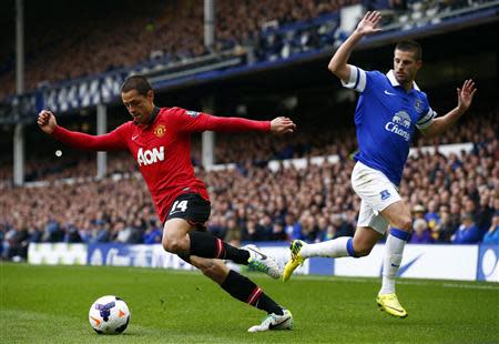 Everton's Kevin Mirallas (R) challenges Manchester United's Javier Hernandez during their English Premier League soccer match at Goodison Park in Liverpool, northern England, April 20, 2014. REUTERS/Darren Staples