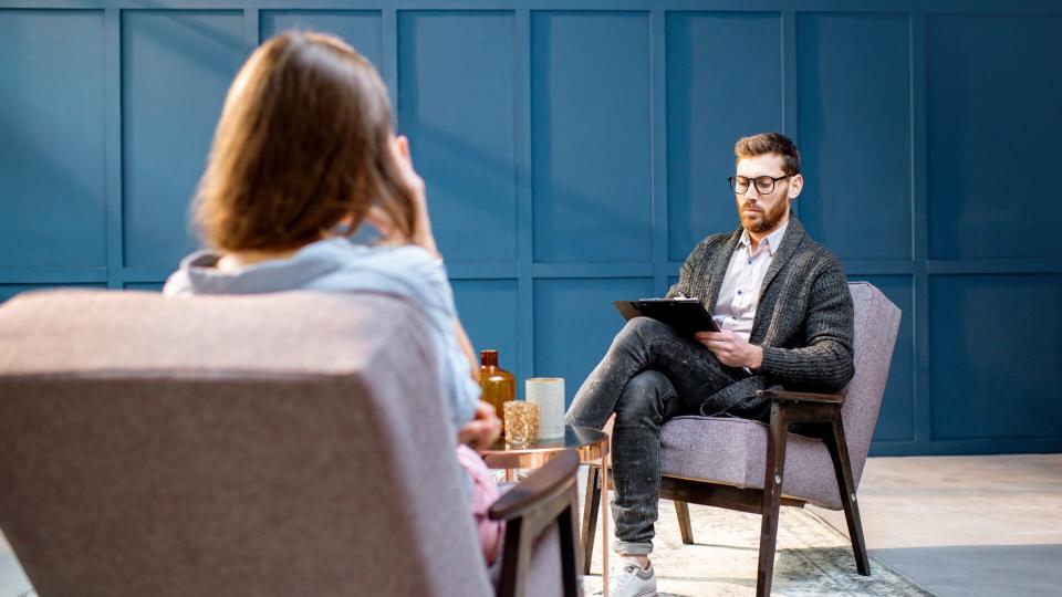 psychologist listening to the woman