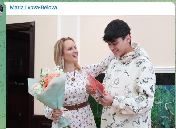 Maria Lvova-Belova et son fils adoptif, un adolescent de Marioupol.