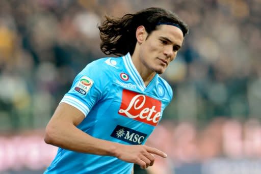 Con goles del eslovaco Marek Hamsik y el uruguayo Edinson Cavani, 'El Matador', máximo artillero de la Serie A (18), el escolta Nápoles se impuso 2-1 en Parma (10º), este domingo en la 22ª fecha, y se colocó a 3 puntos del líder 'Juve', que el sábado empató con el Génova (18º) en Turín. (AFP | andreas solaro)