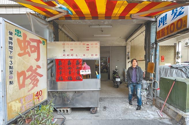 台中市南屯區經營炸蚵嗲生意的趙健良，因停水很不方便，只好趁這2天休息。（陳世宗攝）