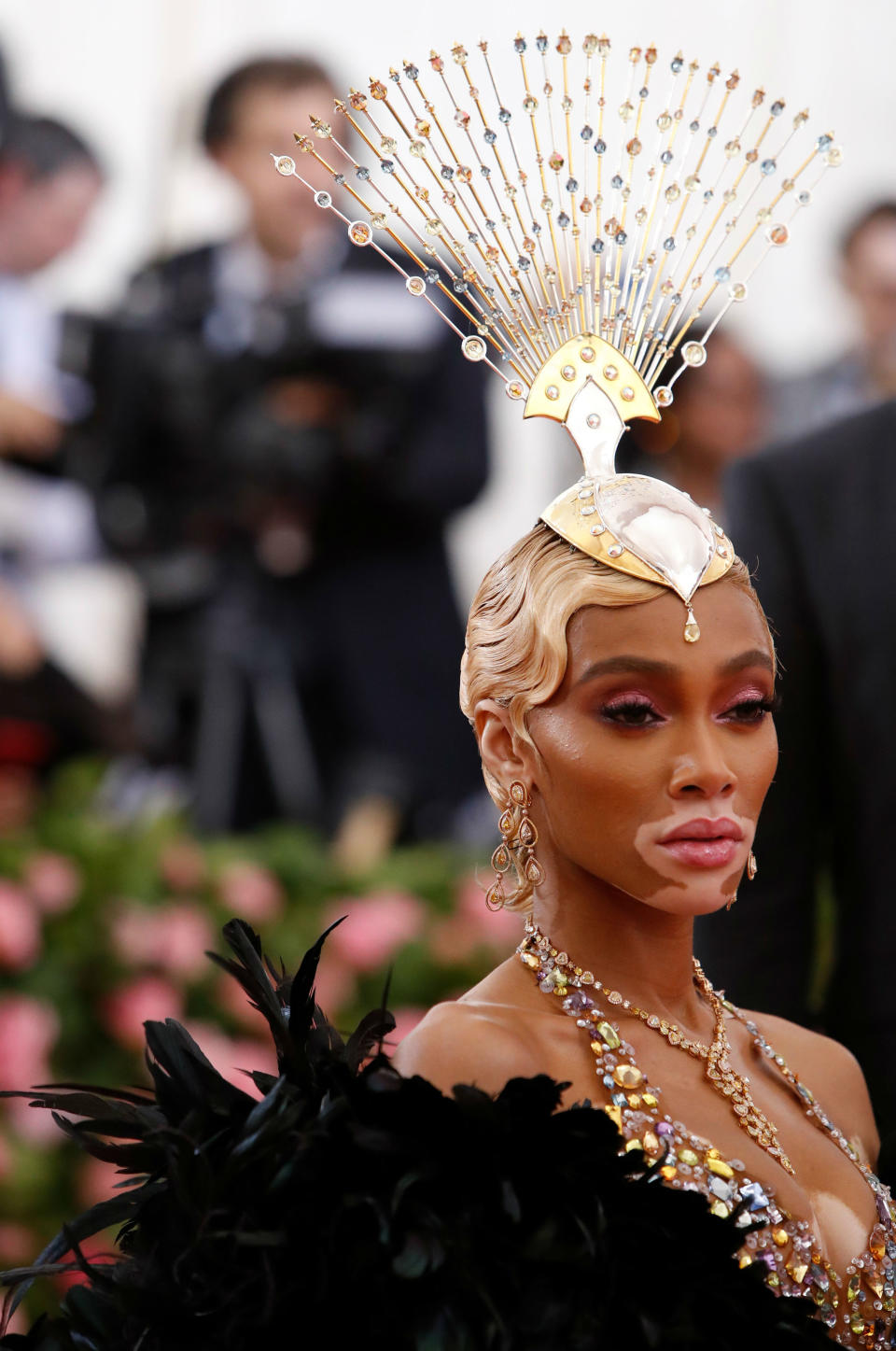 <p>La modelo que ha revolucionado los cánones de belleza con su vitíligo se tiñó de rubia para sacar su lado más ‘camp’ en la Met Gala. (Foto: Andrew Kelly / Reuters). </p>